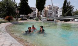 Çocuklar süs havuzunda serinledi