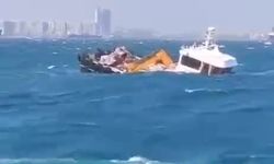 Kuvvetli fırtınada gemi battı: 4 kişi kurtarıldı