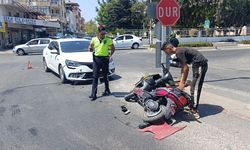 Otomobil ile elektrikli motosiklet çarpıştı
