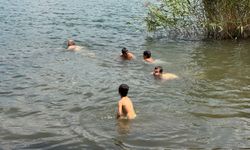 Antalyalılar Dipsiz Göl'de serinliyor