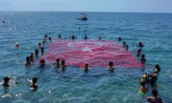Antalya'da denizde dev Türk bayrağı açıldı