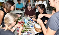 İpek kozasından çiçek yaptılar