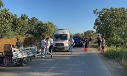 Devrilen traktörün altında kaldı