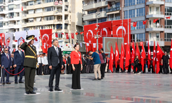 Başkan Vekili Özdemir, Atatürk Anıtı’na çelenk sundu