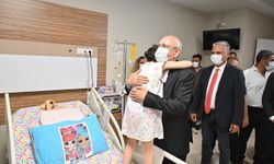 Kılıçdaroğlu, lösemi hastası Aylin'i ziyaret etti