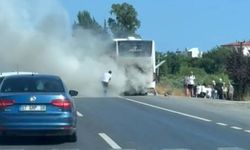 Antalya'da tur otobüsü seyir halinde yandı