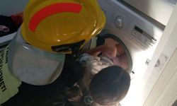 Oyun oynarken çamaşır makinesine sıkıştı