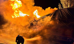 Çöp yüklü TIR alev alev yandı