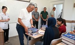 Öğrencilere kitapları dağıtıldı