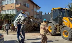 Kum yüklü kamyon foseptiğe düştü