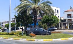 Kaza yapan otomobil refüje çıkarak durabildi