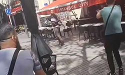 Polis bıçaklı saldırganı vurarak durdurdu