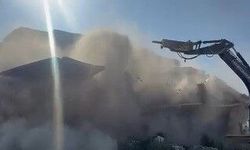 Yıkılan binanın altında kalmaktan saniyelerle kurtuldu