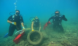 Antalya'da deniz dibinde temizlik