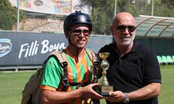 Alanyaspor tesislerine paraşütle indi