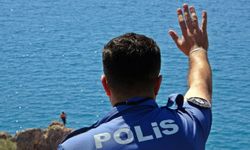 Falezlerde tehlikeli atlayışa polis 'dur' dedi