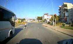 Ambulans şoförü 1 dakikada 2 kaza atlattı