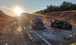 Kafa kafaya çarpışan iki otomobil alev aldı: 3 ölü