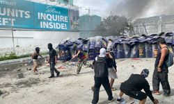 Filipinler'de halk sokağa döküldü