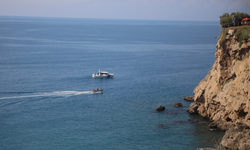 Falezlerden düşen kadının çantası ve terlikleri bulundu