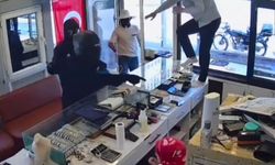 Silahlı soyguncuları bıçakla uzaklaştırdı