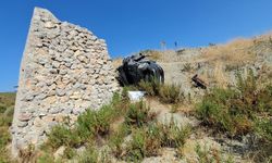 Manavgat'ta otomobil şarampole devrildi