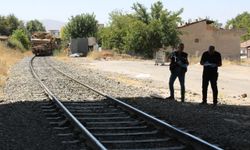 Yük treninin çarptığı yaya ağır yaralandı