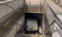 Hafif ticari aracıyla metro istasyonuna daldı