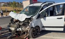 Elmalı'da TIR ile ticari araç çarpıştı