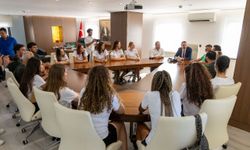 Kadın voleybolculardan Başkan Vekili Çiçek'e ziyaret