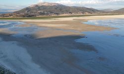 Görenler hayrete düşüyor! Göl ikiye bölündü