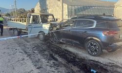 Otomobil ile kamyonet çarpıştı: 3 yaralı