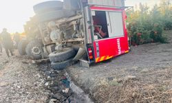 Antalya'da itfaiye aracı devrildi