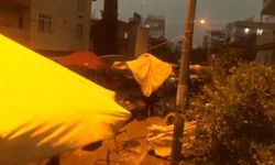 Fırtına pazar yerindeki tezgahları savurdu