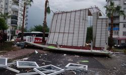 Fırtına tonlarca ağırlıktaki çatıyı karayoluna fırlattı