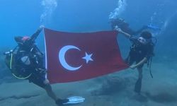 Dalgıçlardan deniz altında Cumhuriyet kutlaması