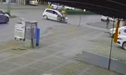 Motosikletlinin takla attığı görüntüler kameraya yansıdı