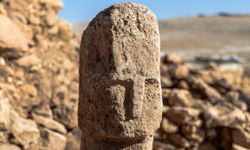 İnsan yüzlü T biçimli dikilitaş bulundu