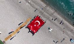 Su altında dev Türk bayrağı