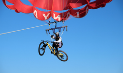 Gökyüzünde pedal çevirdi
