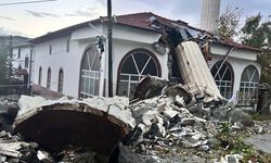 Fırtına minareyi yıktı: Cemaat ölümden döndü