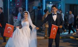 Düğün öncesi Fener Alayı'na katıldılar