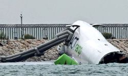 Pistten çıkan kargo uçağı denize sürüklendi
