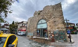 Tarihi burcun duvarını deldiler