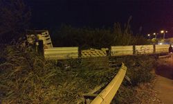 Çimento yüklü  TIR devrildi