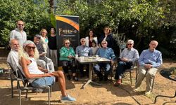 Yazar Bakdur kitabını imzaladı