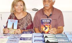 Yazar çift kitaplarını imzaladı
