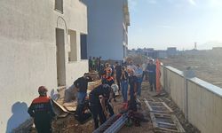 Çukura düşen vatandaş kurtarıldı