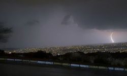 Antalya'da geceyi şimşekler aydınlattı