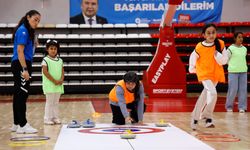 Kız çocuklarından floor curling sporu